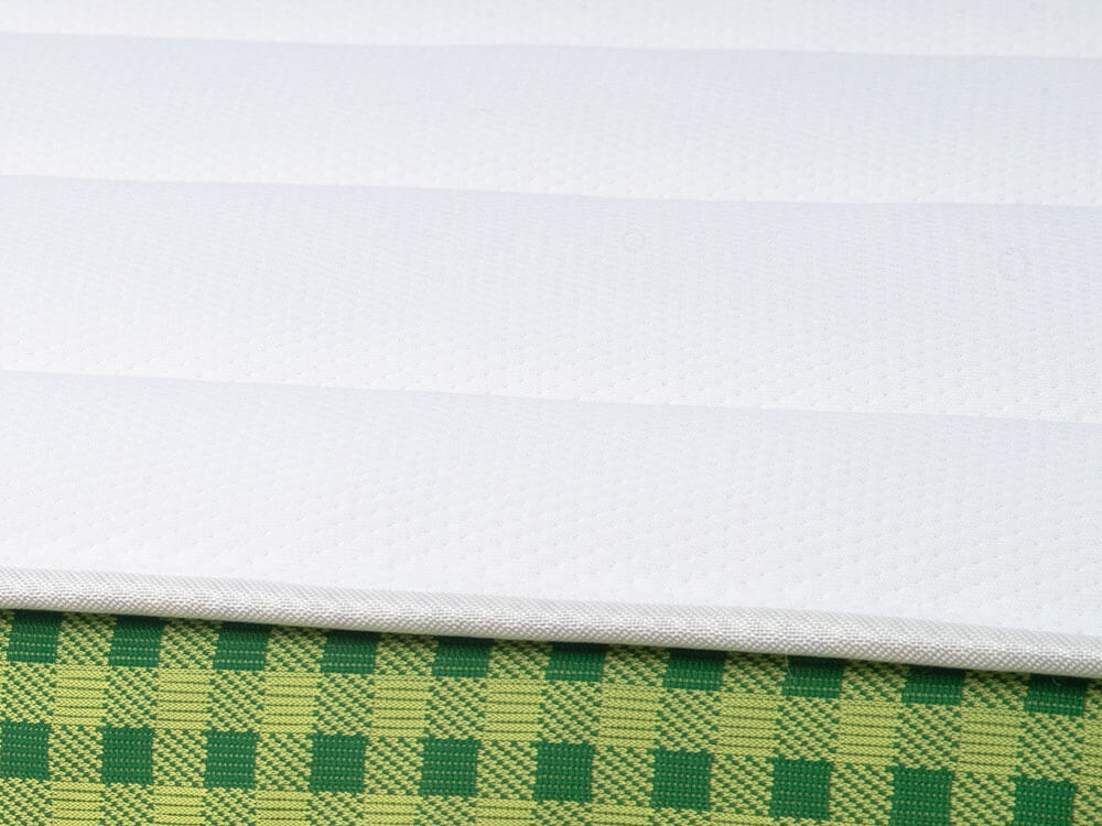 Brunswick Spring Mattress Euro-Top | GoodMorning.com Vue rapprochée de la housse au contour en plaid du matelas Brunswick