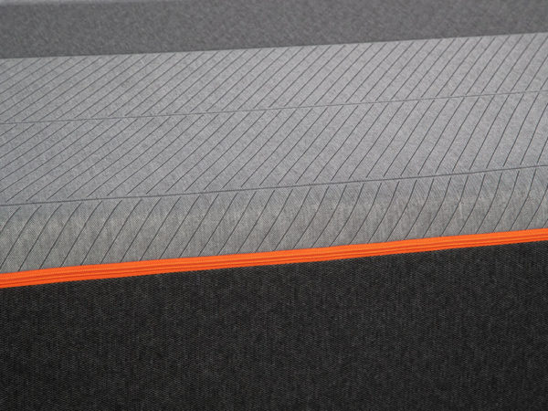 Vue rapprochée de la fermeture éclair orange dézippée de la housse du matelas en latex de qualité Recore