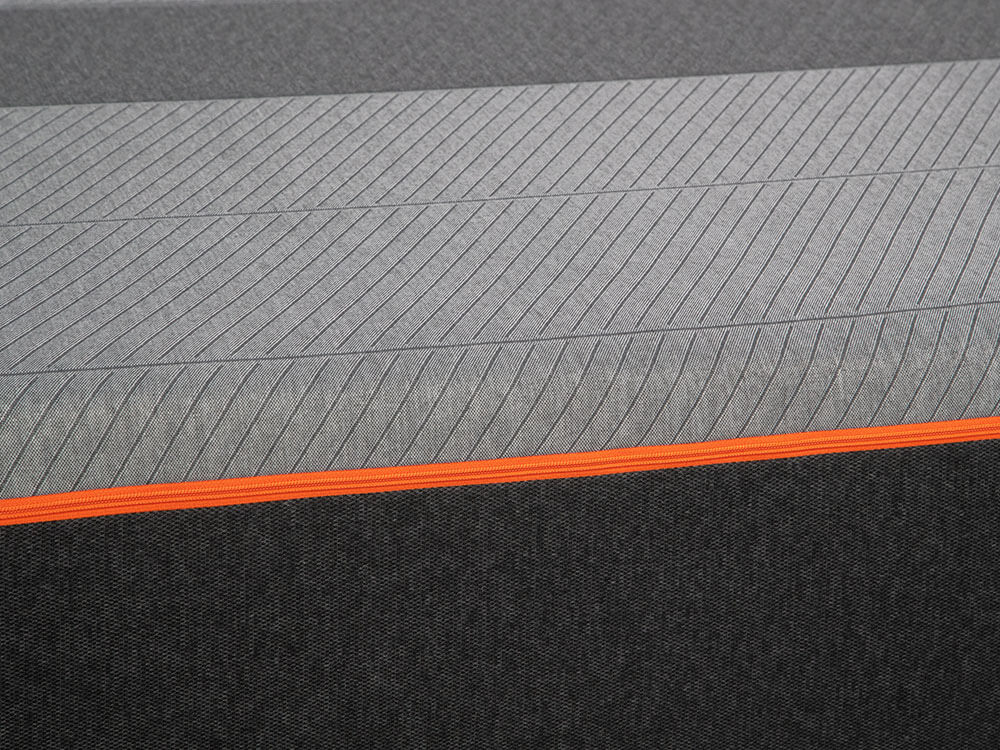 Recore Mattress Cover & Zipper | GoodMorning.com Vue rapprochée de la fermeture éclair orange dézippée de la housse du matelas en latex de qualité Recore