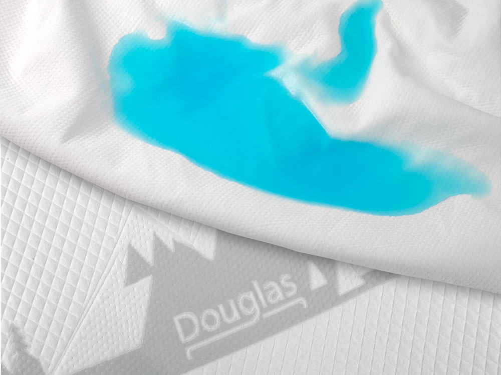 best-waterproof-mattress-protector-douglas Protège-matelas absorbant liquide bleu tandis que le matelas reste propre