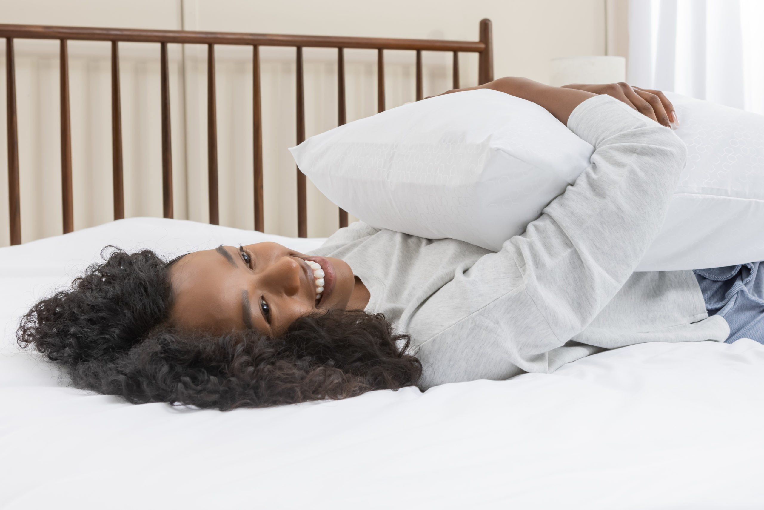 Femme qui boutonne l’ouverture de sa housse en satin de coton