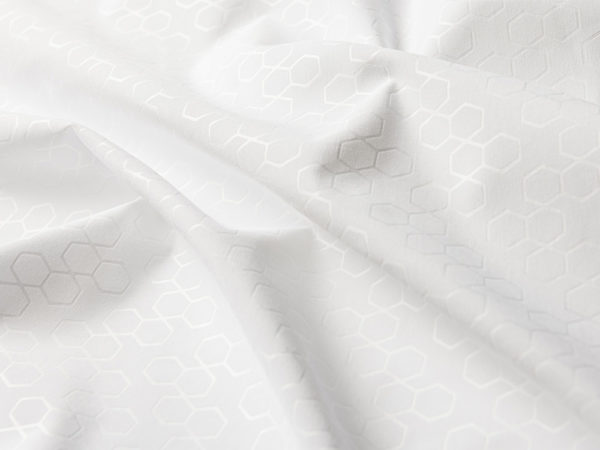 Motif hexagonal imperméable sur le panneau supérieur du protège-oreiller.