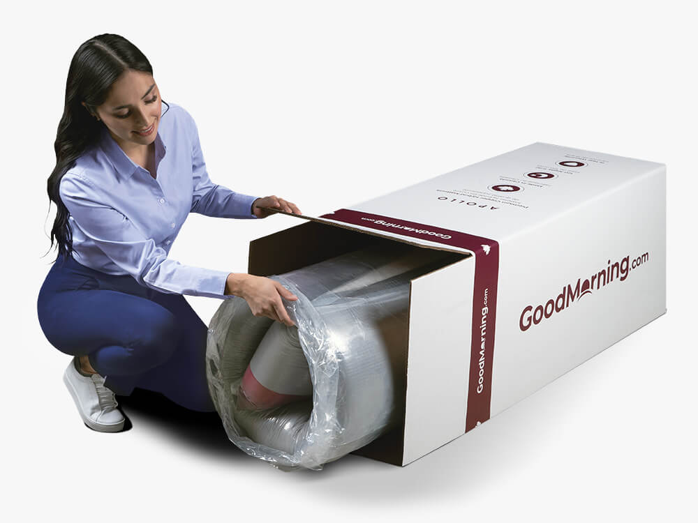 apollo-mattress-06 Femme à genoux sortant matelas Apollo de sa boîte BonMatin.com