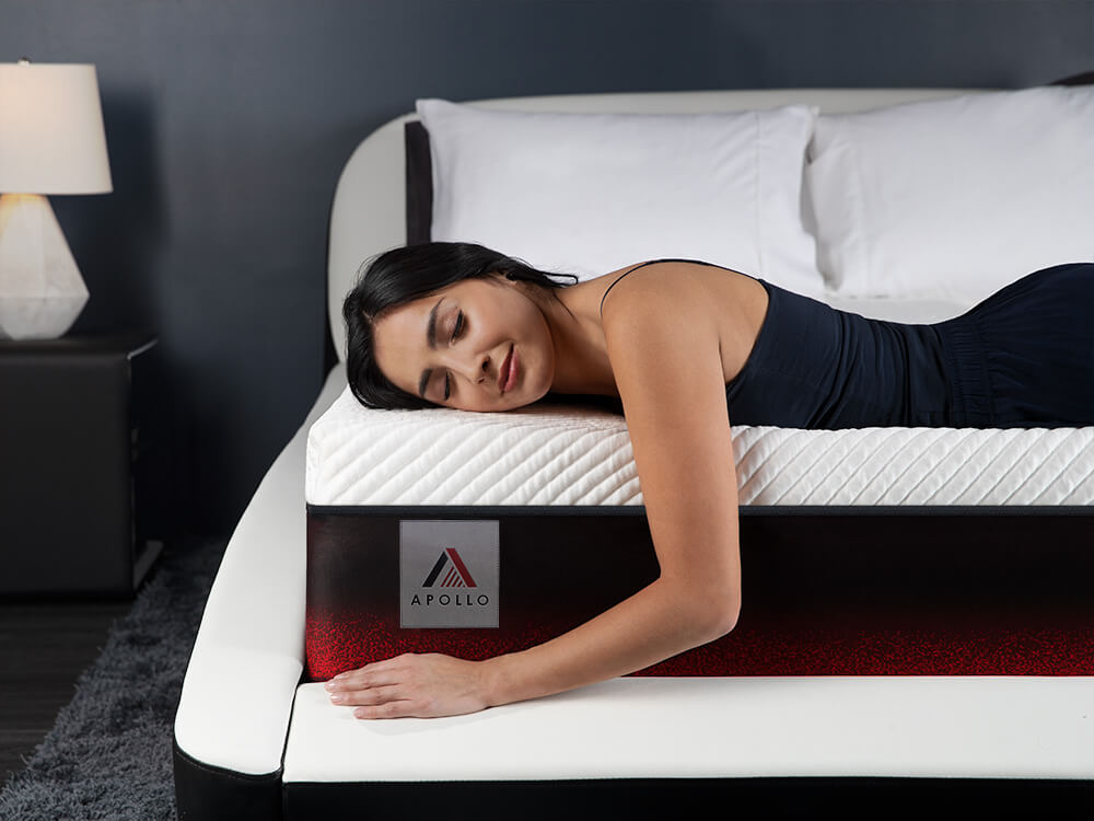 apollo-mattress-07 Femme aux yeux fermés assise sur le bord du matelas Apollo