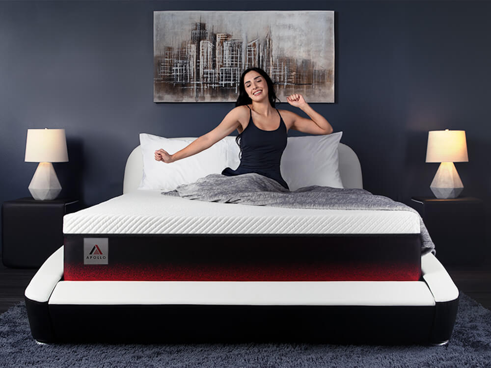 apollo-mattress-08 Femme assise sur un matelas Apollo les bras étirés